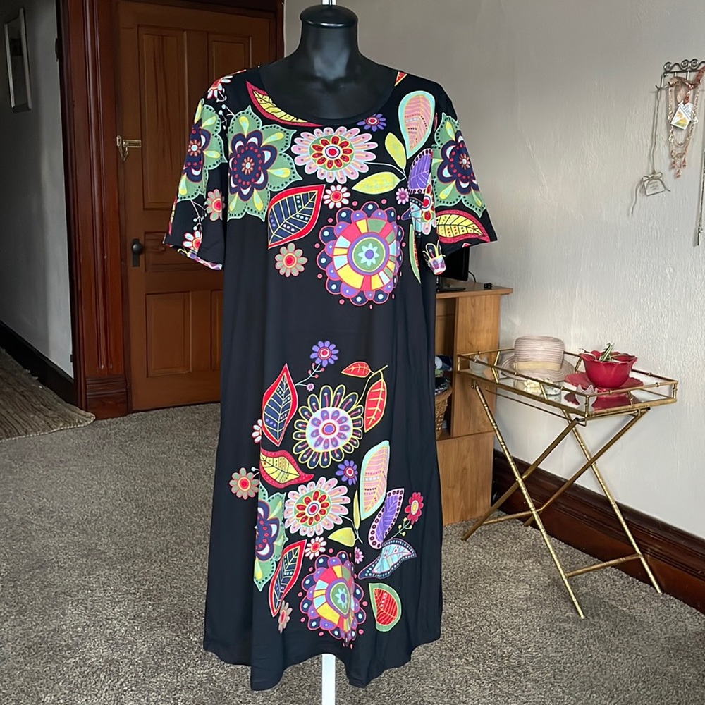 Woman’s Medium MIDI Dress black with Colorful Blooms Inseam Pockets C…